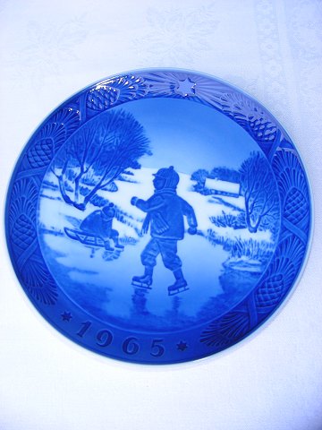 Royal Copenhagen Christmas plate from 1965 Skaters