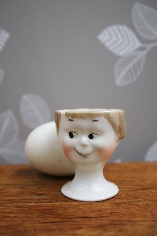 Gamle æggebægre fra 30érne i porcelæn med bemalet sjove ansigter.