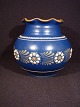 Beautiful 
ceramic vase
Blue glaur and 
flowers