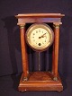 Mahogany clock 
H: 26 cm Width: 
14.5 cm Depth: 
9.5 cm