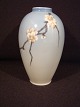 Royal Vase.med 
branch and 
dragonfly.
Height 14.5 
cm.
Royal 
Copenhagen, Rc 
No 2301 - 47-6