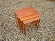 Hans J. Wegner / Andreas Tuck. Model AT33. Nesting tables. Teak veneer / oak. in 
standsat
