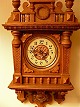 An oak wall 
clock from 
start 20th 
century  H. 95 
cm.