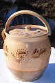 Ceramick 
maternity pot 
with lid, 
beautifully 
decorated  From 
about 1850. 
Condition see 
photo.