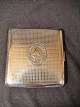 Cigarette itui
 Silver 900S
 With monogram 
Aarhus 
Havnecomission 
segl.stemplet: 
AM (Anton ...