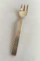 Georg Jensen 
Sterling Silver 
Bernadotte Cake 
Fork No 043. 
Measures 13.7 
cm / 5 25/64 
in.  
