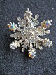 SWAROVSKI.
 BROOCH BY 
snow crystals, 
very fine and 
BEAUTIFUL 
BROOCH.
 DIAMETER: Ø 
3.2 CM
 ...