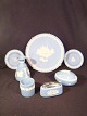 English 
Wedgwood.
 Bonbonier 
shaped like 
eggs, 
Bordligther 
with Ronson, 
vase, cup, 
cigarette, ...