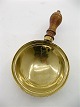 A 19th century 
brass glow bowl 
D. 11 cm.