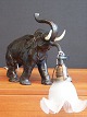 Klaverlampe af 
patinated metal 
shaped as an 
elephant 
holding a mate 
glassshade. 
Height 24 cm - 
...