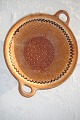 Straiver glazed 
earthenware, 
diameter 28 cm. 
width of the 
handle 36 cm.