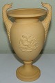Tetschen 
Terracotta Vase 
with hunthing 
scene No 1. In 
good condition 
and measures 
22,8cm.