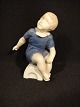 Figur.
 Junge auf 
Stuhl.
 Bing & 
Gröndahl B & G 
keine 2258 
erste 
Sortierung
 Preis Euro 
99, -
