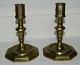 8-sided 
candlesticks in 
brass 18th 
century. 15 cm 
high.