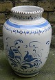 Blomsterbemalet vase i lertøj af Leo Enna