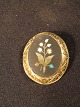 Brooch.
Forgyldt.
Blomster motif 
abolished in 
pietra dura 
mater.
Height: 4 cm 
Width: 3.5 ...