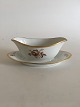 Royal 
Copenhagen RC 
Brown Rose 
Gravy Boat No 
688/9344. 
Measures 23cm 
and is in good 
condition.