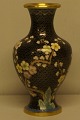 Cloisonne vase af emaljeret metal. 2 stk. haves. 19 cm. høj.