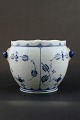 Here you are offered a rare Royal Copenhagen blue fluted flowerpot holder with 
snails.
Number: 1/125