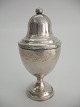 Empire 
hovedvandsæg af 
sølv. Sølvsmede 
stemplet B. 
Nålepunslet FD 
+ PD, 1828. 
Højde ca.  8,8 
cm. ...
