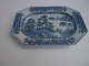 1 richly 
decorated blue 
tray in Chinese 
porcelain, 
China approx. 
1840.
32.5cm. long 
and 23cm. wide.