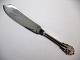 Lagkagekniv  
fremstillet i 
1950 i Danmark. 
 Længde ca. 
26,8 cm.
Vare nr. 
190214.