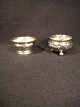 Silber 
Salzstreuer mit 
Glas.
1 links drei 
Türme Silber. 
1930
  2 zu Hojer 
wieder mit 
Dragon ...
