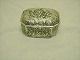 Schöner Silber 
Zinn mit Engeln 
auf Deckel und 
innere 
vergoldet
Stempel: 800. 
B: 8 cm D: 6 cm 
H: ...