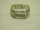 Silver 
snuffboxn 
Stamp: 800
B: 8 cm D: 6 
cm H: 4,5 cm
104 g.