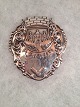 Sølv emblem.
med gravering 
Brandselløbet 
2.10.21. 
Bredde: : 7,5 
cm. - Højde: 
8,2 cm.
Sølv: ...