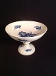 Blue Flower 
Merge. 
Bowl on high 
foot. 
Diameter: 21 
cm. 
Height: 15 cm. 

1 sorting. 
Royal ...