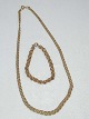 Necklace and 
bracelet in 
filled gold. 
length 45 cm. 
and 18 cm.