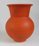 Herman A. 
Kähler vase, 
orange uranium 
glaze, 1930s, 
Signed HAK and 
with marker. 
H.: 20 cm.