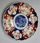 Imari dish, 
Japan, 19th 
century. 
Polychrome 
decoration. 
With lobed 
edge. Dia .: 21 
cm.