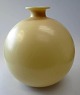 Cream-colored 
spherical vase 
in glass, deco, 
o. 1930. H .: 
22 cm.