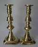 Pair of english 
victorian 
candlesticks, 
about 1880. 
Brass with 
rectangular 
foot. Profiled 
stem. ...