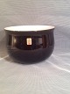 Holmegård 
flowerpot. 
White opal 
glass interior 
with black 
exterior. 
Height: 12.5 
cm, ...