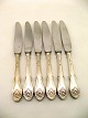 A silver rococo 
knives 21.5 and 
19 cm.  # 
206476