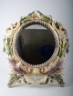 Table mirror in 
porcelain, not 
marked. 
Decorated with 
women and 
flowers, hand 
painted. 
In ...