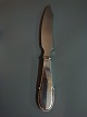 George Jensen 
rare knife in 
pellet pattern.
Length 20.7 
cm.