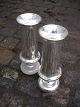 2 identical old 
French vases 
fattigmandssølvmed 
a fine patina. 
Height: 27cm.