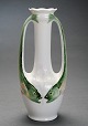 Art nouveau vase af porcelæn prydet med to hanke i form af fisk.