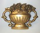 Mirror figure 
in carved gilt 
wood, app. 
1920. Flowers 
in a vase. 23 x 
31 cm