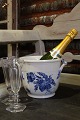 Royal 
Copenhagen Blue 
Flower Curved 
Champagne / 
Wine cooler 
with handle. 
Decoration 
number: ...