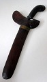 Indonesian 
kris, c. 1928. 
Flamed iron 
blade. Handle 
and case of 
wood. L .: 31 
cm.
Provenance. 
...