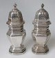 Pair of English 
salt shakers in 
silver, 19th 
century. 
Baroque form, 
fluted, smooth 
profiled ...