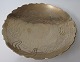 Chinese bronze 
dish, 19th 
century. 
Decoration in 
the form of 
dragons. 
Signed. Dia .: 
20.5 cm.