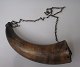 Krudthorn i 
horn, Danmark, 
19. årh. Med 
messing kæde. 
L: 26 cm.