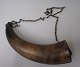 Powder horn in 
horn, Denmark, 
19th century. 
With brass 
chain. L: 26 cm