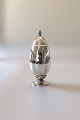 Georg Jensen 
Cactus Sterling 
Silver Sugar 
Castor No 629. 
Measures 
15,5cm. Has 
english import 
marks